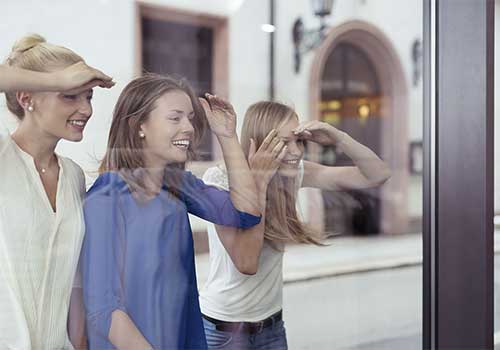 Kundinnen am Schaufenster